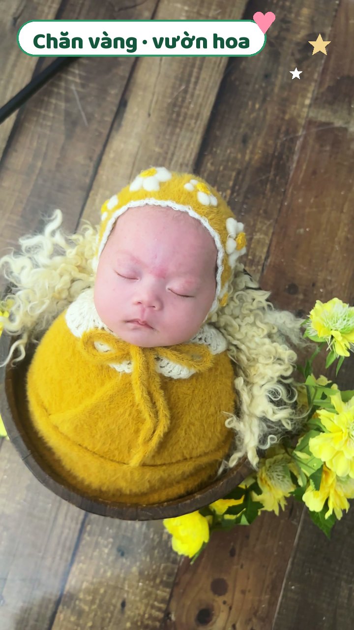 Em Bé Trong Chiếc Chăn Vàng Giữa Vườn Hoa - Câu Nói Của Con Làm Mẹ Nghẹn Ngào