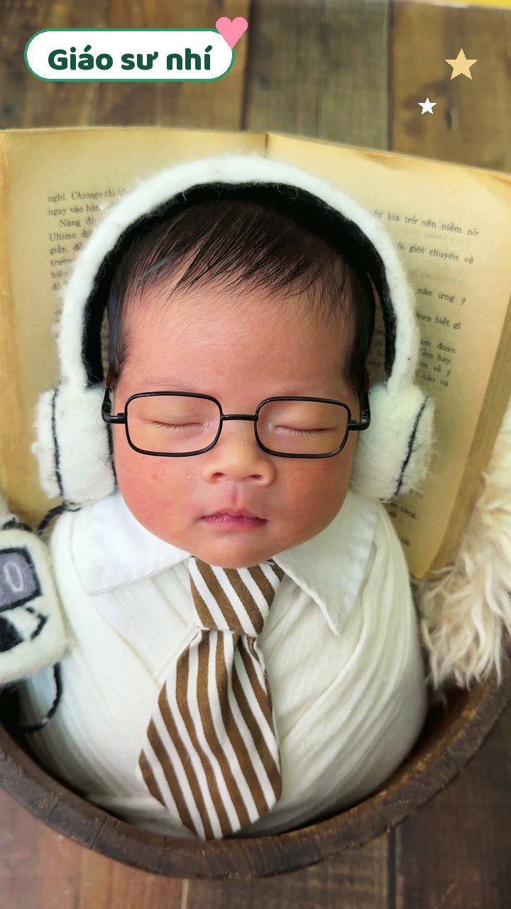 Bé Sơ Sinh Đeo Kính, Đeo Tai Nghe, Thắt Cà Vạt Như Giáo Sư Nhí - Nhìn Là Không Nỡ Lướt Qua