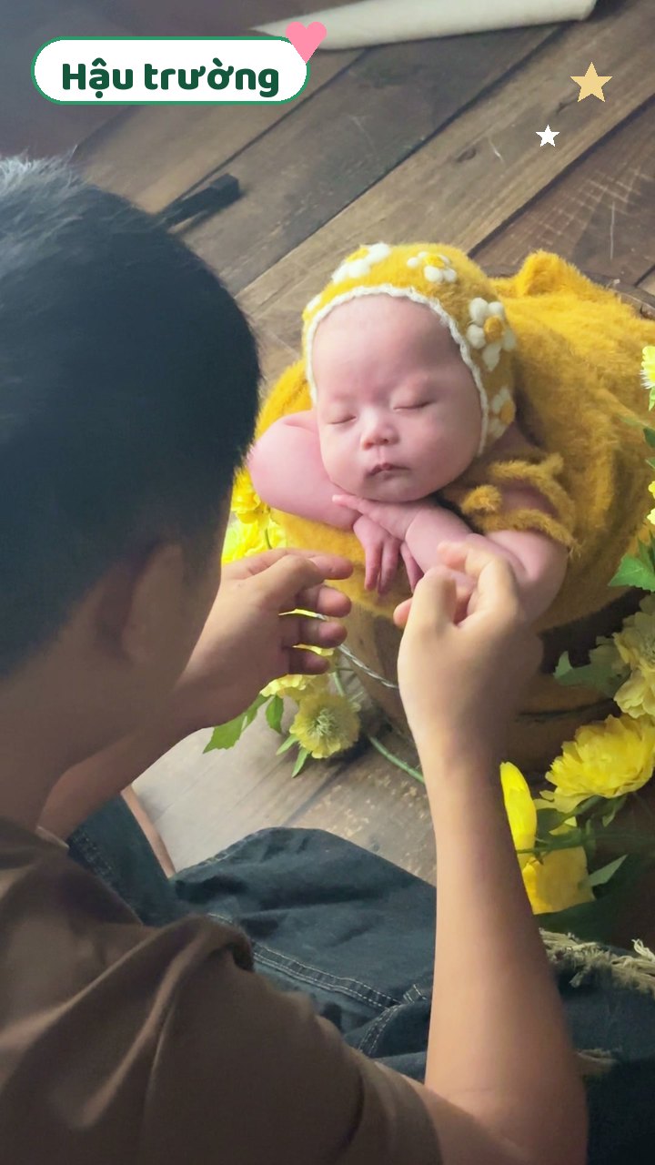 Hậu Trường Ít Ai Được Thấy - Thợ Ảnh Tạo Dáng Cho Bé Sơ Sinh Nhẹ Nhàng Đến Mức Nào