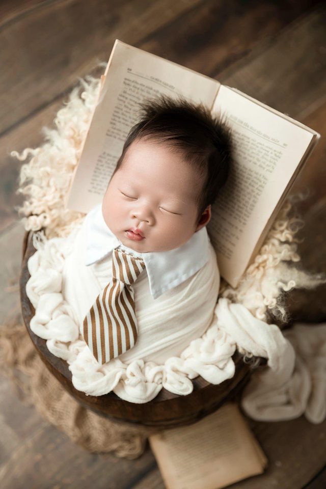 Ảnh sơ sinh concept Ông Cụ Non Mê Đọc Sách — Thúy Tô Studio