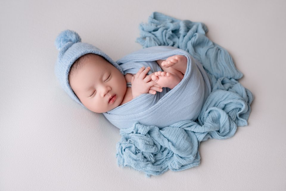 Ảnh sơ sinh concept Nằm Gọn Trong Vòng Tay Mẹ — Thúy Tô Studio