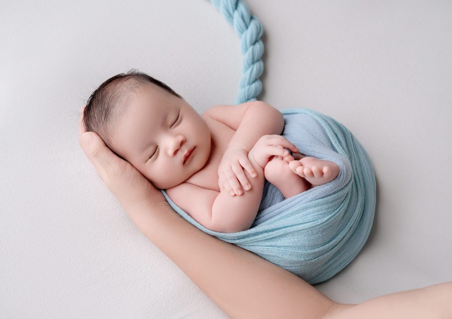 Nằm Gọn Trong Vòng Tay Mẹ — ảnh sơ sinh tại Thúy Tô Studio, Vinhomes Ocean Park 2