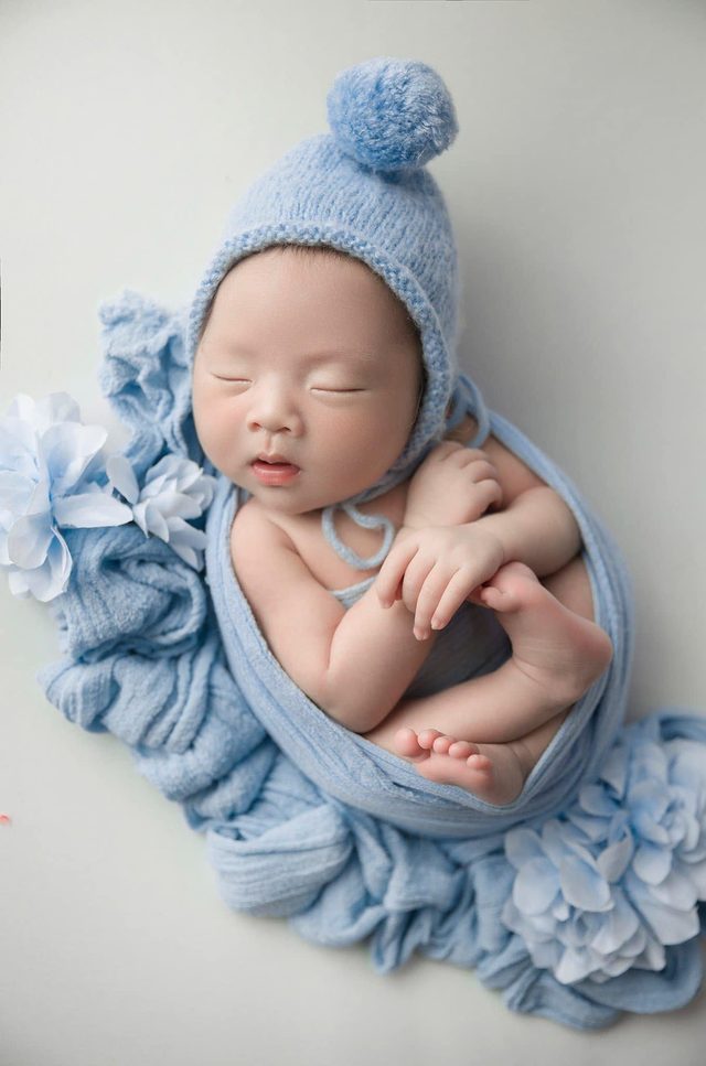 Nằm Gọn Trong Vòng Tay Mẹ — ảnh sơ sinh tại Thúy Tô Studio, Vinhomes Ocean Park 2