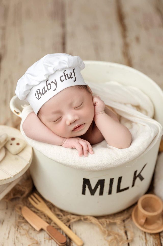 Ảnh sơ sinh concept Đầu Bếp Nhí Nghiện Sữa — Thúy Tô Studio