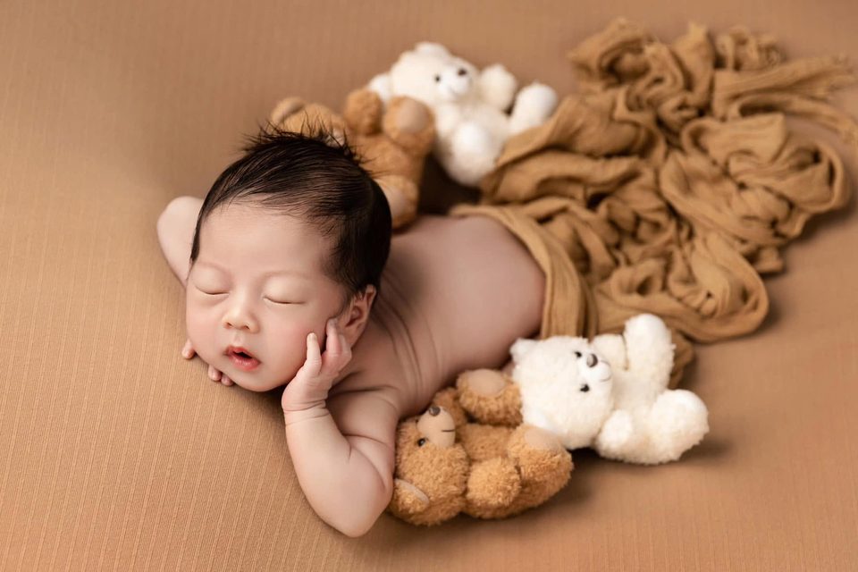 Gấu Nhỏ Ngủ Quên Tông Nâu Ấm — ảnh sơ sinh tại Thúy Tô Studio, Vinhomes Ocean Park 2