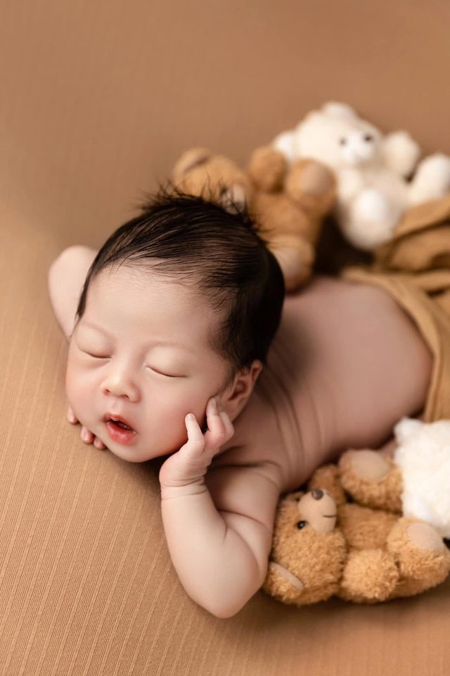 Gấu Nhỏ Ngủ Quên Tông Nâu Ấm — ảnh sơ sinh tại Thúy Tô Studio, Vinhomes Ocean Park 2