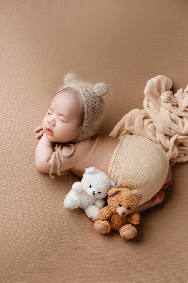 Gấu Nhỏ Ngủ Quên Tông Nâu Ấm — ảnh sơ sinh tại Thúy Tô Studio, Vinhomes Ocean Park 2