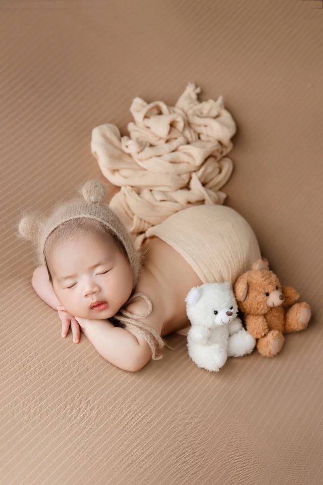 Gấu Nhỏ Ngủ Quên Tông Nâu Ấm — ảnh sơ sinh tại Thúy Tô Studio, Vinhomes Ocean Park 2