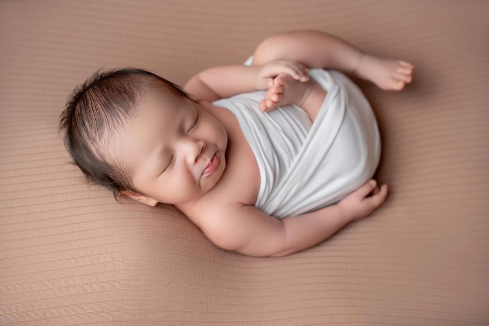 Gấu Nhỏ Ngủ Quên Tông Nâu Ấm — ảnh sơ sinh tại Thúy Tô Studio, Vinhomes Ocean Park 2