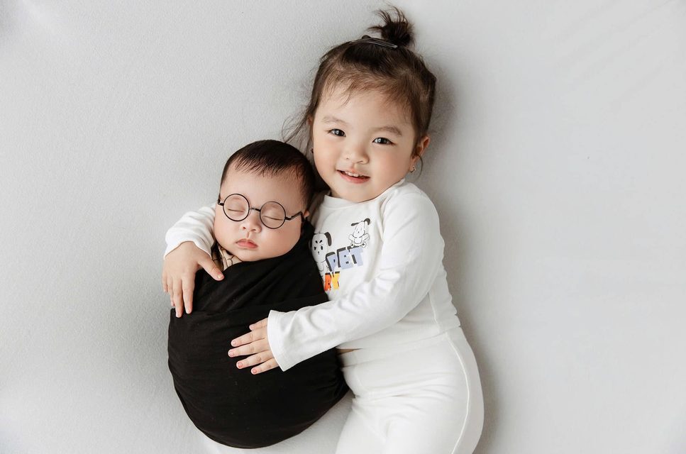 Lần Đầu Anh Chị Ôm Em — ảnh sơ sinh tại Thúy Tô Studio, Vinhomes Ocean Park 2